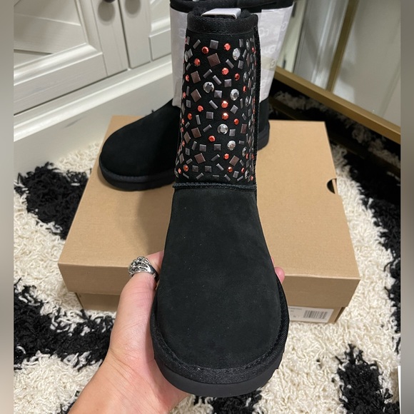 NIB Women’s Size 5 (European Size 36) UGG Classic Short Stud II Winter Boots - Picture 7 of 14
